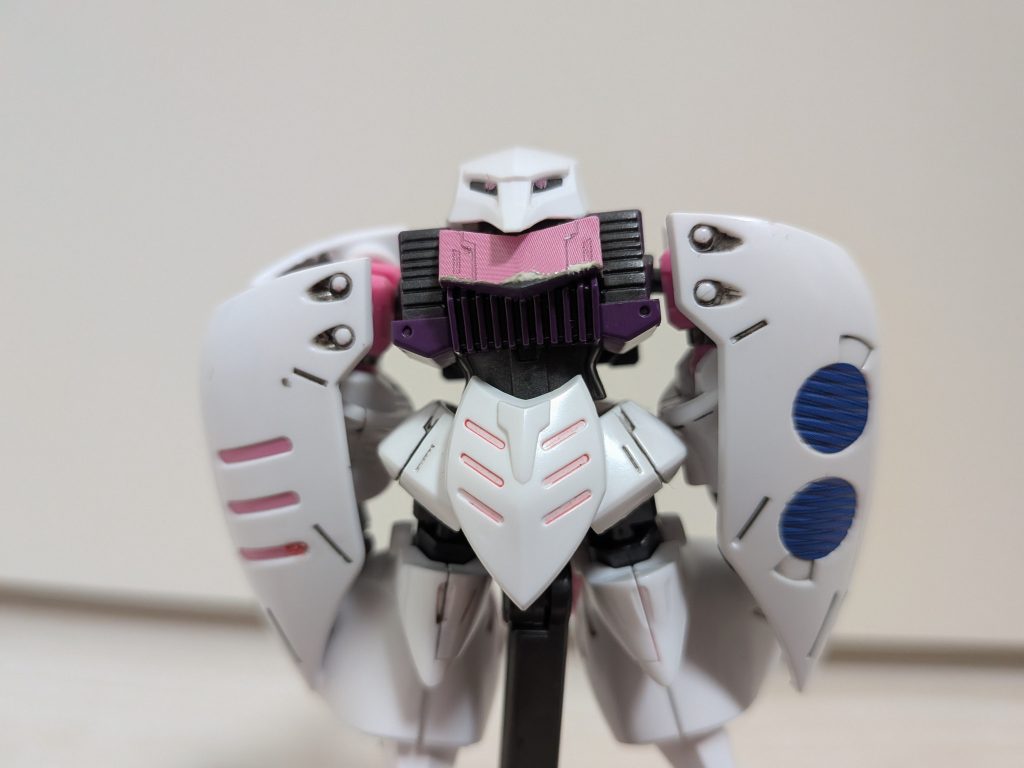 まず手を握り拳にしておきますそして肩のパーツを下に下げる