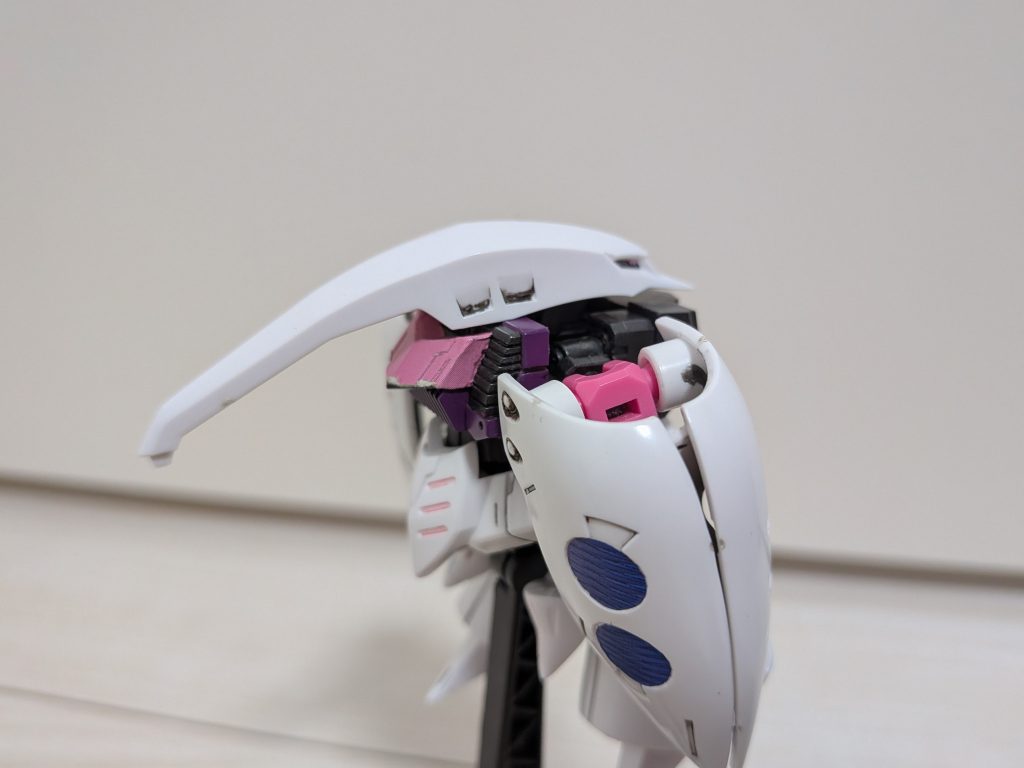 そして頭を180°回転させます