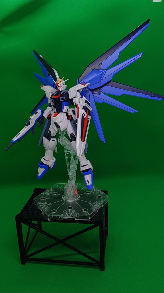 舞い降りる剣　※台座の台座は100均で買った校庭の朝礼台的なやつ