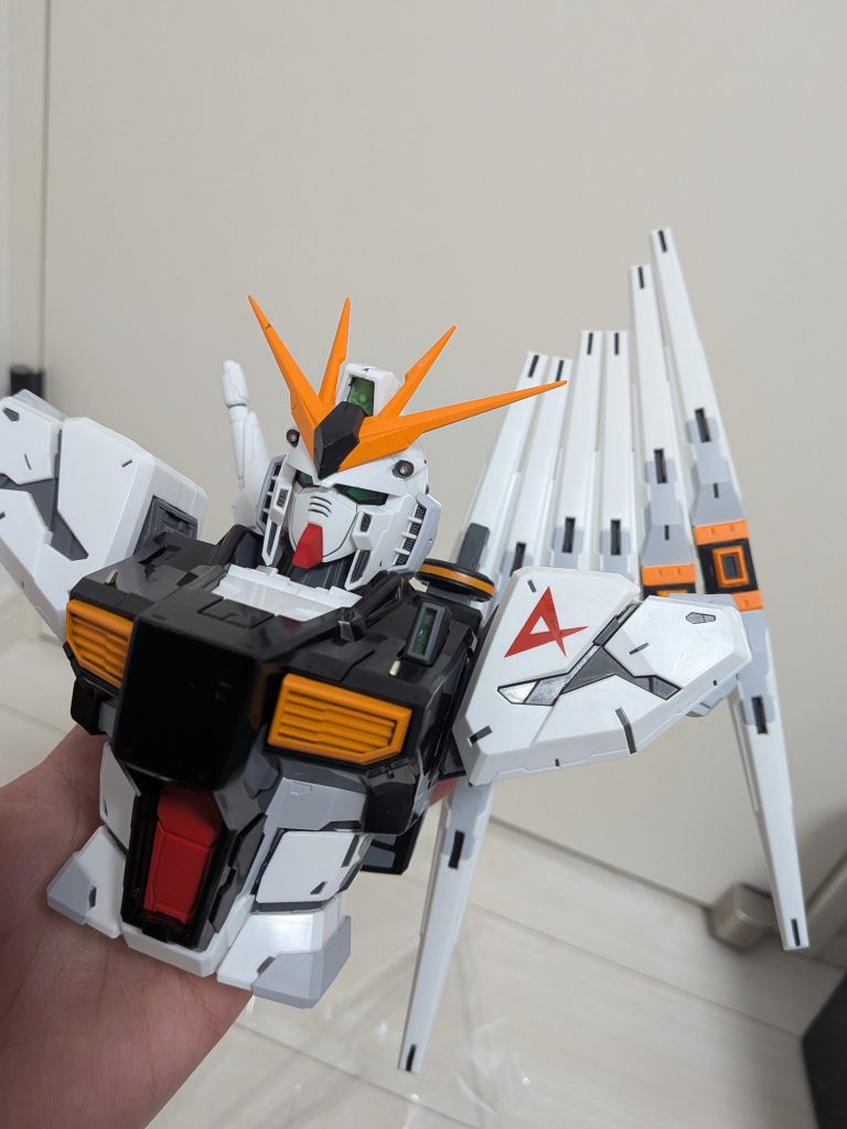 さて組み立てしましょう！といってもファンネルをバックパックに付けるだけ！そして台座付けて完成！