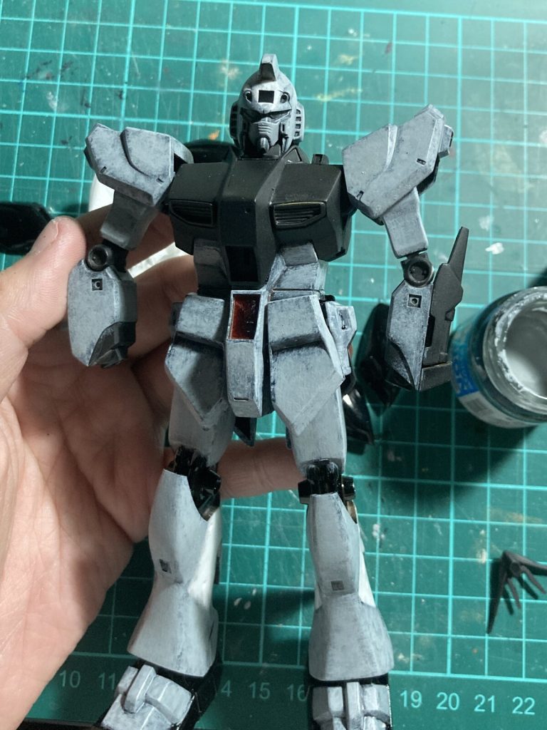 全体を黒サフで塗りつぶした後、アクリジョンやシタデルの筆塗りで色を乗せていきました。