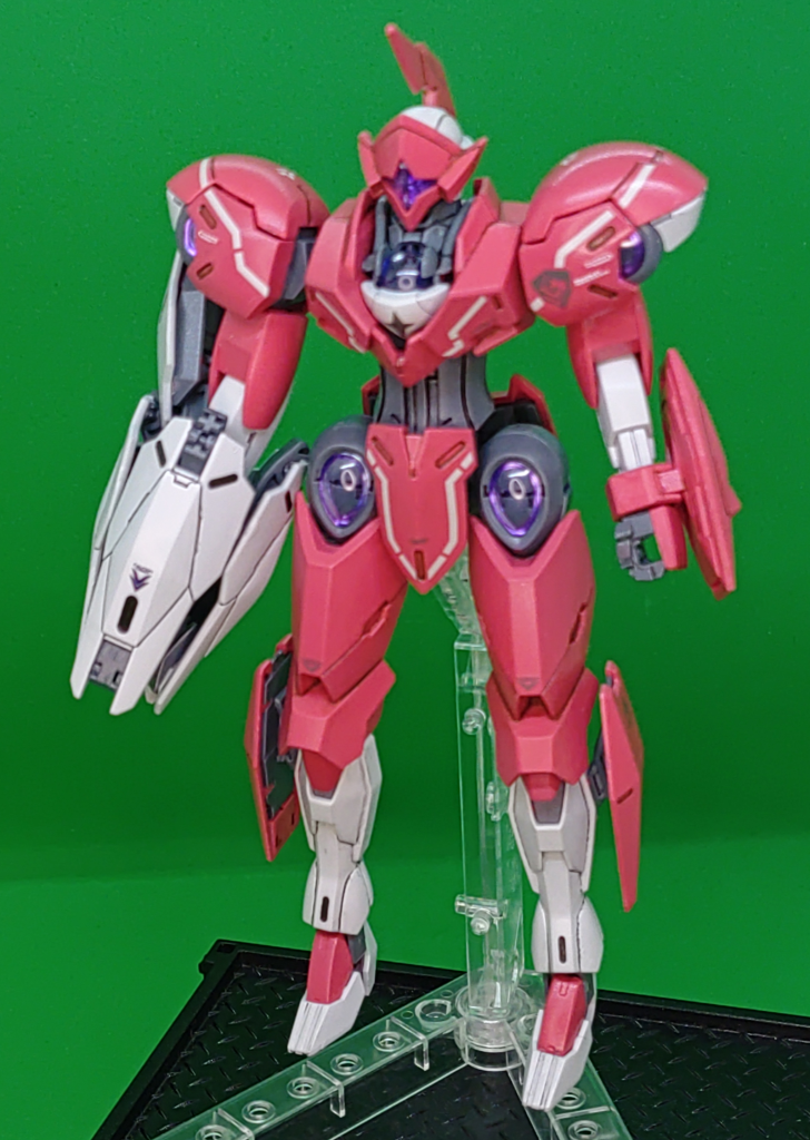 公式のデカール使用例だと右肩の白ラインは要らないのですが、うっかり貼ってしましまいました。両肩・両足のクリア―パーツ下のメタリックパープルは付属のシールをそのまま使用しています。