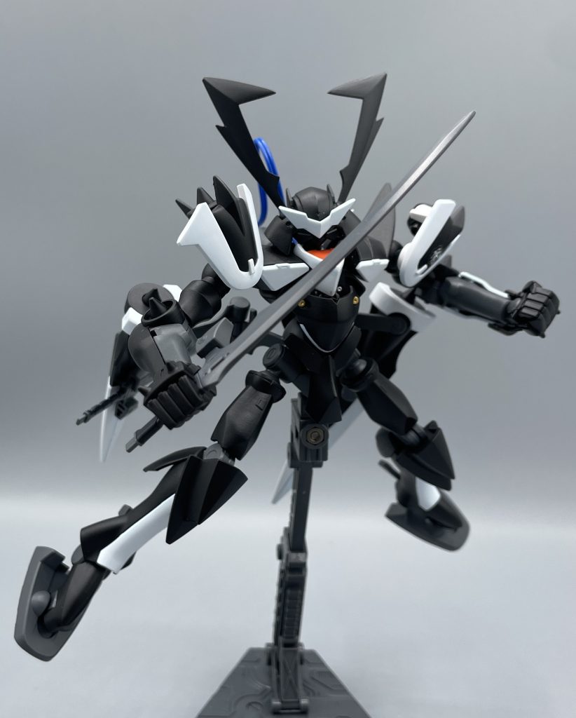 強化サーベル「ウンリュウ」　ミスターブシドーはアロウズに所属するパイロットです。好き放題が許されるライセンサー、「ワンマンアーミー」という立場におり、その搭乗MSも日本の和や武士道を感じさせるものでした。　「ワンマンアーミーｗｗｗ」などと当時は笑ったものです。しかし・・・当時アロウズの主力ＭＳはアヘッドという高性能量産機でした。そんな強力な機体が既にあるのに、ミスター・ブシドーの為だけに、こんなMSまで作らせてしまうのですから、彼がアロウズ内で相当の権力を持っていたことが分かります。　このスサノオは、2nd season におけるミスター・ブシドーの最後の搭乗機となります。サキガケという専用アヘッドから、マスラオ→スサノオへと機体を乗り継いできました。&nbsp;この私、グラハム・エイカーは君との果し合いを所望する！