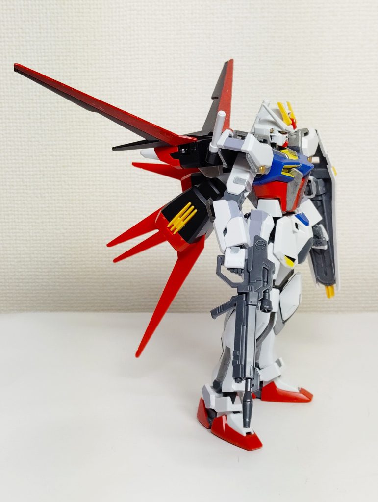 シード系は角が長かったり、長く尖った造形や派手な背負いモノが多くてシンプルなデザインとは言えない処が好みと違う。エールストライクは数少ない例外。