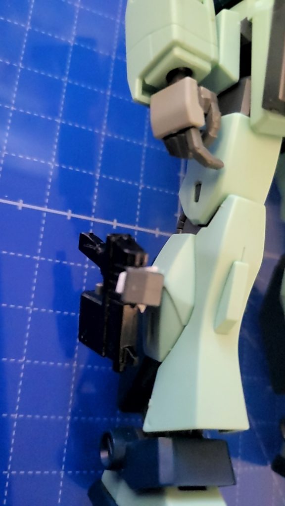 脚にハンドガンをマウント