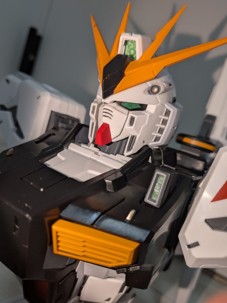 クリアパーツも使われてます後ろに恐らく銀でモールドが印刷されています