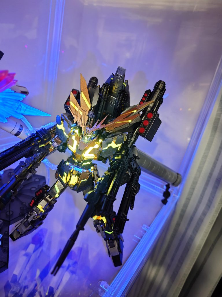 ブラックライトが手に入ったので蛍光塗料のテスト