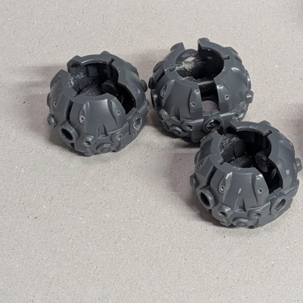 赤いガンダムのビットを作成しはじめました。メインスラスターの中が、ぶ厚かったので、リュータで削りました。サブスラスターの穴も開口。新調したドリルが大活躍です。むしろ穴を開けるところを探してます。ビット銃口を開口。パーティングラインを削り、合わせ目を瞬着で消してます。リング状のモールドを彫り直し、はっきりさせています。6機もあるので、少しずつ進めています。今月中に本体までいきたいなあ。（2枚目）