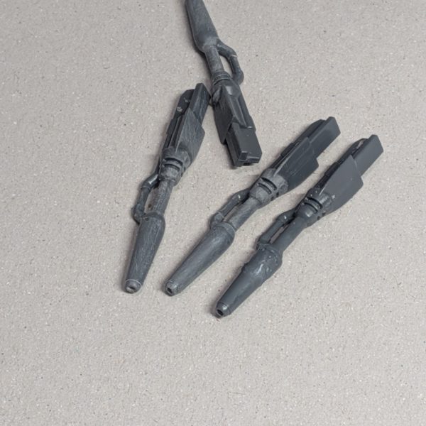 赤いガンダムのビットを作成しはじめました。メインスラスターの中が、ぶ厚かったので、リュータで削りました。サブスラスターの穴も開口。新調したドリルが大活躍です。むしろ穴を開けるところを探してます。ビット銃口を開口。パーティングラインを削り、合わせ目を瞬着で消してます。リング状のモールドを彫り直し、はっきりさせています。6機もあるので、少しずつ進めています。今月中に本体までいきたいなあ。（3枚目）