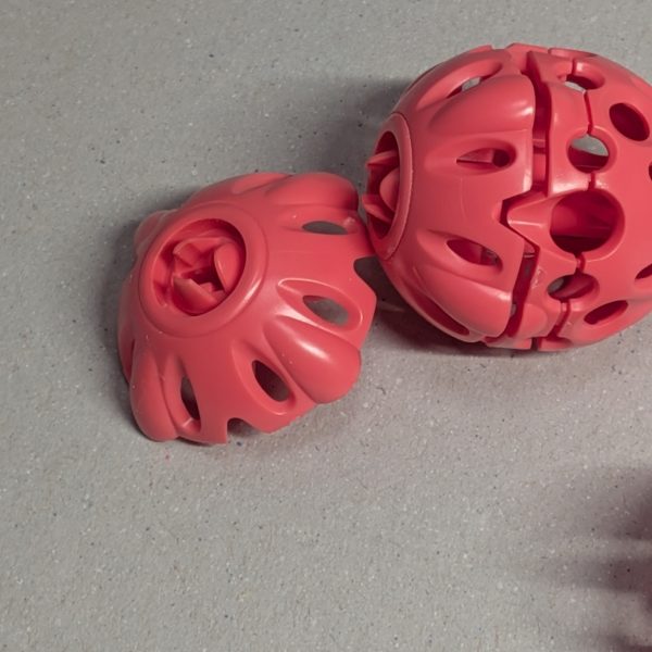 赤いガンダムのビットを作成しはじめました。メインスラスターの中が、ぶ厚かったので、リュータで削りました。サブスラスターの穴も開口。新調したドリルが大活躍です。むしろ穴を開けるところを探してます。ビット銃口を開口。パーティングラインを削り、合わせ目を瞬着で消してます。リング状のモールドを彫り直し、はっきりさせています。6機もあるので、少しずつ進めています。今月中に本体までいきたいなあ。（4枚目）