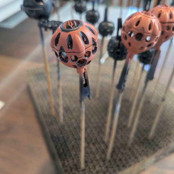 赤いガンダムのビットを作成しはじめました。メインスラスターの中が、ぶ厚かったので、リュータで削りました。サブスラスターの穴も開口。新調したドリルが大活躍です。むしろ穴を開けるところを探してます。ビット銃口を開口。パーティングラインを削り、合わせ目を瞬着で消してます。リング状のモールドを彫り直し、はっきりさせています。6機もあるので、少しずつ進めています。今月中に本体までいきたいなあ。 追記全体をメカサフスーパーヘヴィで塗ったあと、マスキングゾル改でグレー部をマスキング。シャアピンクを吹いたあと、剥がしてみる。縁がはっきりしていない部分はリタッチが必要用。全体をピンクで吹いてから、グレーを筆塗りした方が楽だったかなぁ。(5枚目)