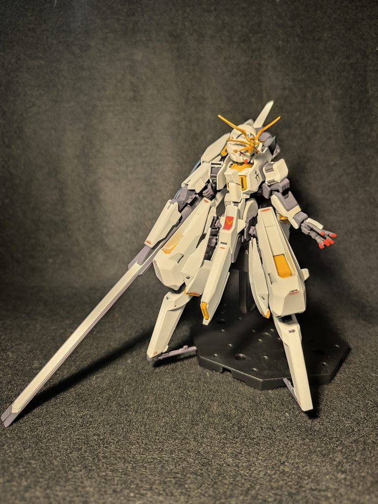 設定画風ポーズカメラ越しだとフレームがだいぶ淡めの色になっていますね。本来はもっと暗めの色だったのですが、これはこれで悪くないですね。