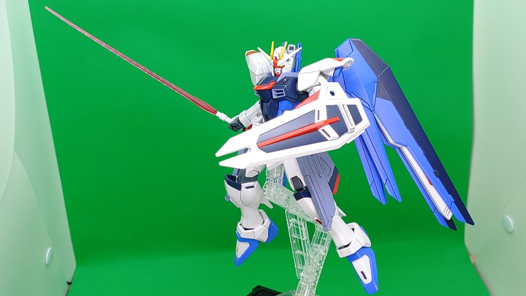 サーベル構え。当キットはシールドがプラプラしてしまう弱点がありますので、左拳の手甲が外れないよう接着のうえ、シールド持ち手を塗料などで太らせて改良しました。