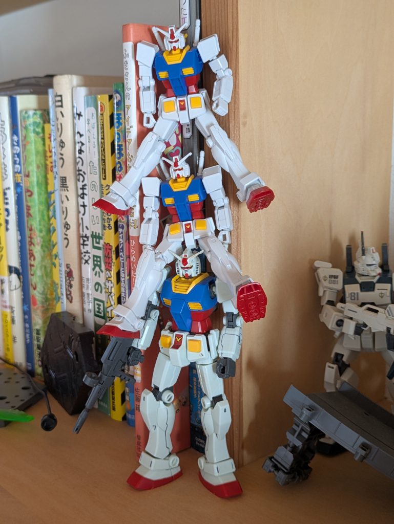 下から順番に　HG　RX78-2　学校ガンダム　　　　　　　学校ガンダム　（学校ガンダムがわからない人に説明↓）