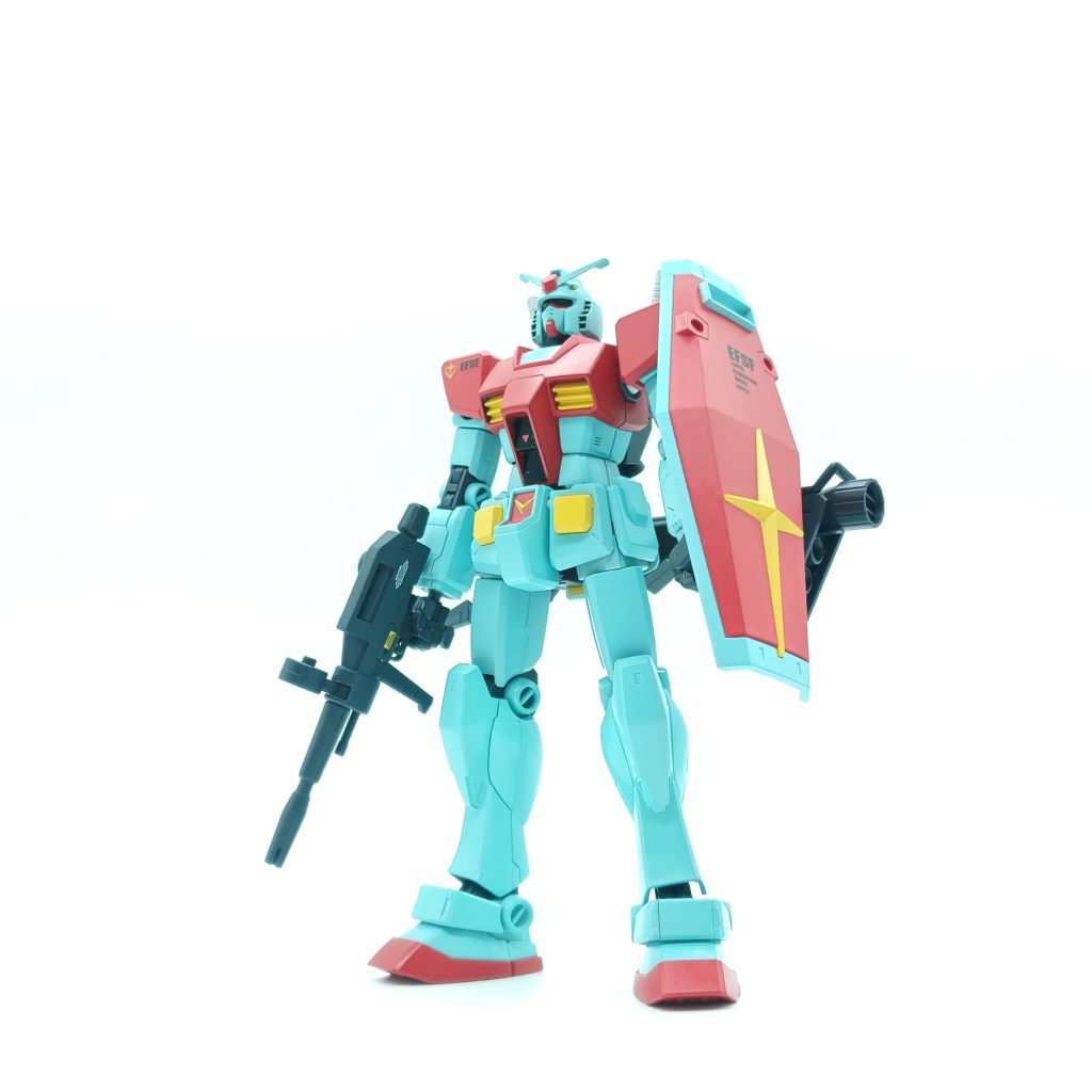 ちゃんと全塗装でこのガンダムを作るのは初めて。11年前のキットながらも、腕と胴体の関節がポロっと取れやすい以外は十分。作りやすく大体2日ほどで完成しました。