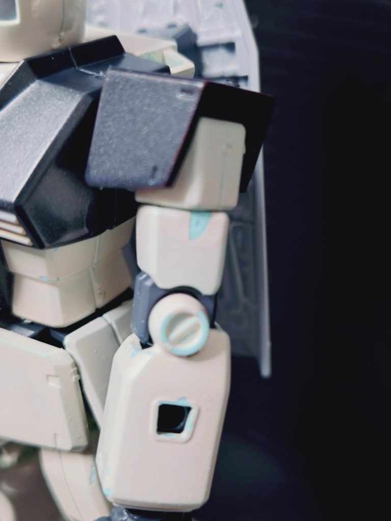 白部分はダイソーのアイボリーカラースプレーで塗ったんですけど、やっぱり食いつきが弱くて、マスキングテープでも剥がれてしまうのでちょっと厳しい、コートスプレーしてもあまり変わらず。発色は悪くないんですけどね。しかし、ジムの成型色、思いのほか水色なんだな&nbsp;