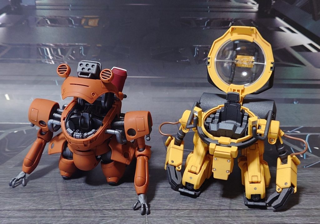 同じくガンダムベース限定のトロハチとの比較。■塗装レシピ金属色グレー：黒サフ→ブライトガンメタル→つや消し(一部つや消し無し)その他部分塗装、墨入れ：ガンダムマーカー各種→つや消し