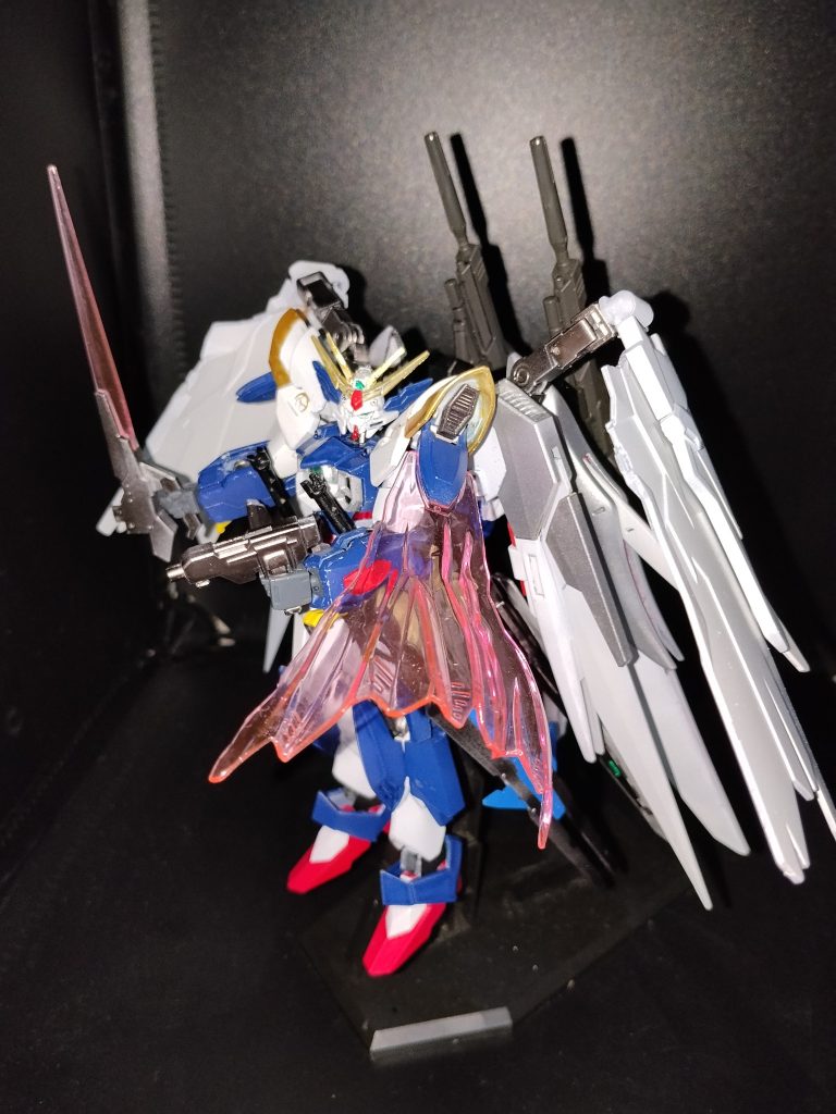 ビームマント、サーベル、ピストル構えて