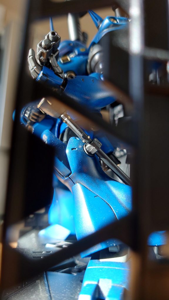 アングル遊び①側でMSを眺めているていでワンショット。４０過ぎのおっさん的にガラケーやスマホにカメラがあるのでこう言う遊びが手軽に出来るのは嬉しい時代ですね。