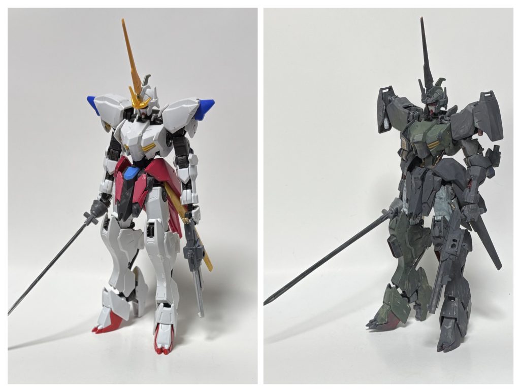 製作中の画像。左は塗装前、右は改造ののち地塗装をしたものです。おもにジャンクパーツのガンダムフレーム機体を混ぜこぜにしています。また、頭部と武装が今と違います。最初はシンプルな決闘機の予定でしたが、頭部のデザインが気に入らずしばらく停滞しました。