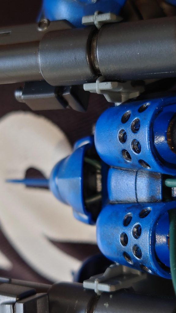 モノアイに使っているLEDに接続してる導線が首元から見えますでしょうか？たまたま緑の適度な太さの導線を入手して這わせてみたら、私的には違和感が無い感じになりました。そのうち背中のバーニア元のカバーの中に電池とスイッチを隠して、カバーのパンチングから覗けたら機械感出るかな？とワクワクしながら停滞中www