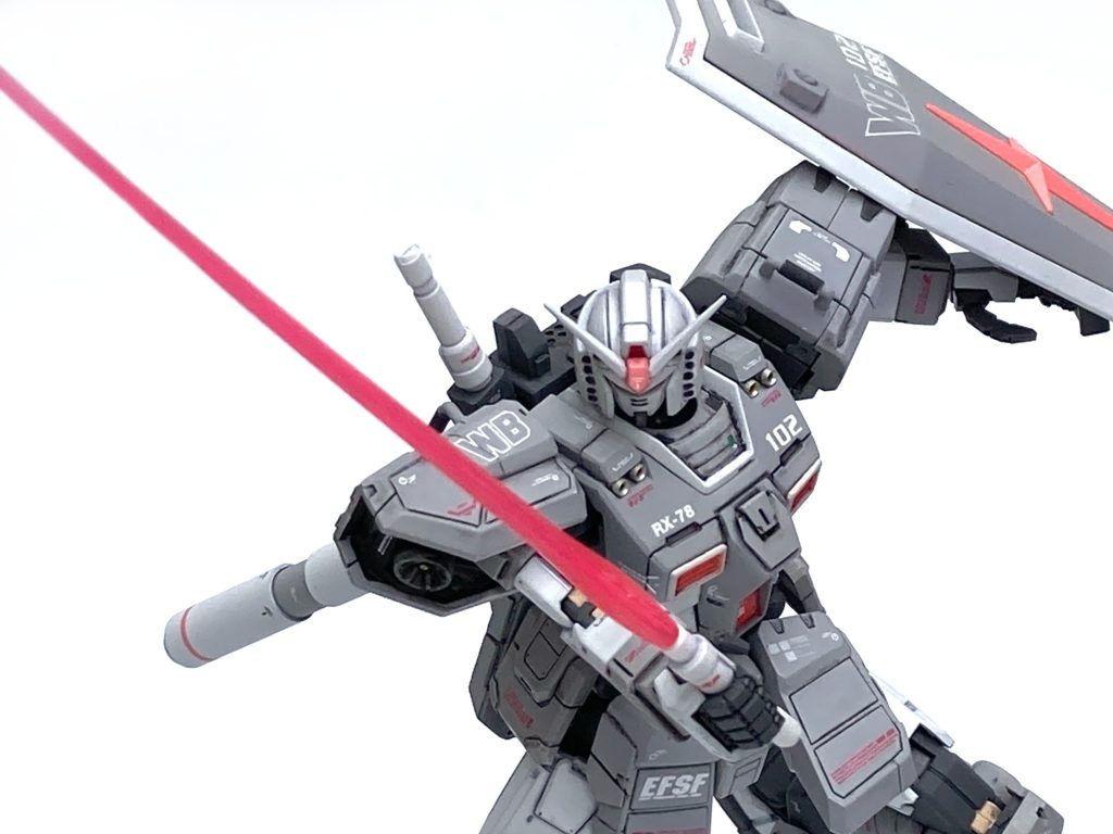 ビームサーベルはオリジン版よりも万博版の方が大きめなので、そちらを採用。先述したように、可動範囲が狭まるのでポージングは苦手。