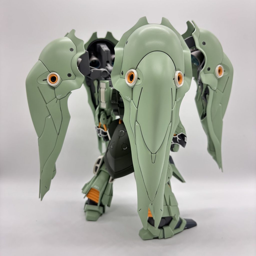 塗装メインのグリーンを全く覚えていません...かなり濁らせたくてエメラルドグリーンとホワイトとかを使った気がします。濃いグリーンは1mmもピンとくる記憶がないです。他はクレオスC37 : RLM75 グレーバイオレット クレオスC58 : 黄橙色クレオスC69 : グランプリホワイトガイアAT-03 : ブルーグレーだったと思います。エングレービングはアクリジョンふき取りです。 今回の反省点ははっきりしていて、上半身の重い機体のケアです。表情つけて自立できますが、不安なのでアクションベースで飾っています。今後強度はかなり気にして作りたいなと思いました。四枚羽重すぎ...