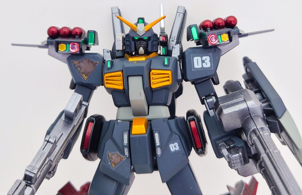 今回は、頑張ってセンサー系統にシール等を貼り付けてみました。それと、肩とフロントスカート部には、「アイアングリズリー」小隊のロゴマークであるグリズリーのマークを貼り付けてみました。