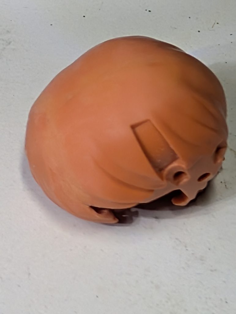 ヘッドギア用の頭部も合わせ目が気になってきたので顔とか後ハメ出来るようにして消しときました。ノーマルの頭部もやろうと思ったんですけど大改造になりそうだったのでやめときました。