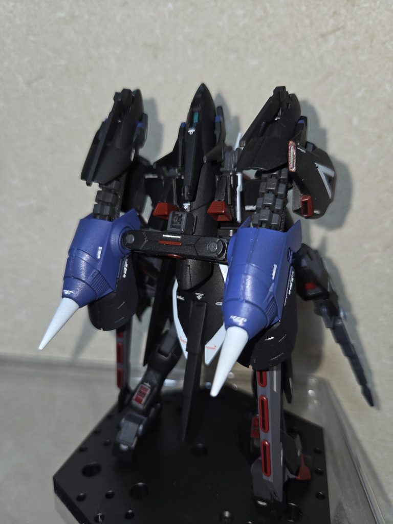 オリジナル設定として、ZAFTが奪取されたガイアガンダムを再生産し、既存の機体と合わせることで性能向上を図った。という感じで考えました。そのためバルトフェルドカラーではなく、本来の機体色をイメージして塗装しました。以下各武装紹介です。