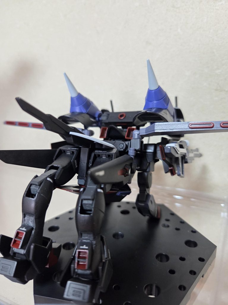 重量増加対策として、背中と脚部にスラスターを追加しました。そのため原型機よりも機動力が向上しています。