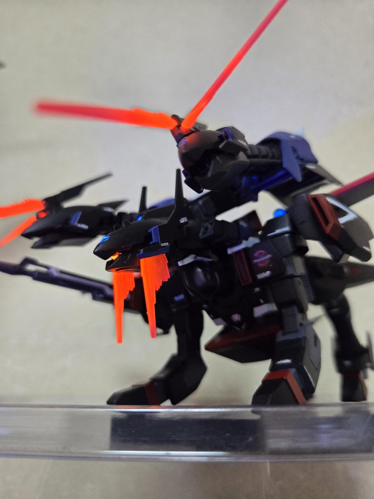 蛍光塗料を使用したため、カメラアイやセンサー部、ビームなどが発光します。今後はもう少し製作速度を上げていければと思いますので、よろしくお願いいたします。