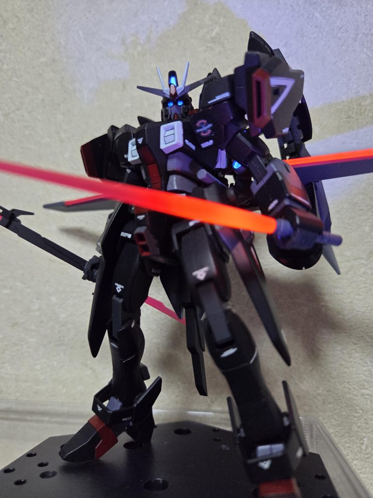 ・ヴァジュラビームサーベル、ビームファング、グリフォン2ビームブレイドMS形態時には原型機と同じヴァジュラビームサーベルとビームファングに加え、腰部に移植したビームブレイドも使用できるようにしました。