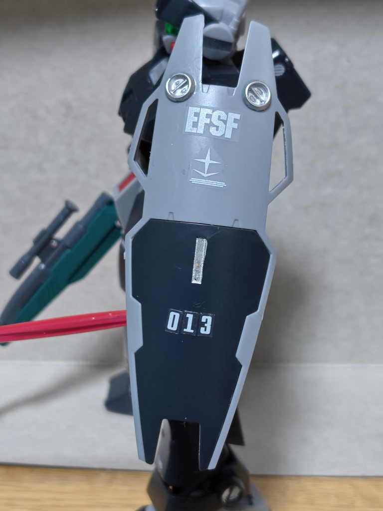 胸とシールドに軍警ザクの余っていたナンバーシールで013を貼り付け。