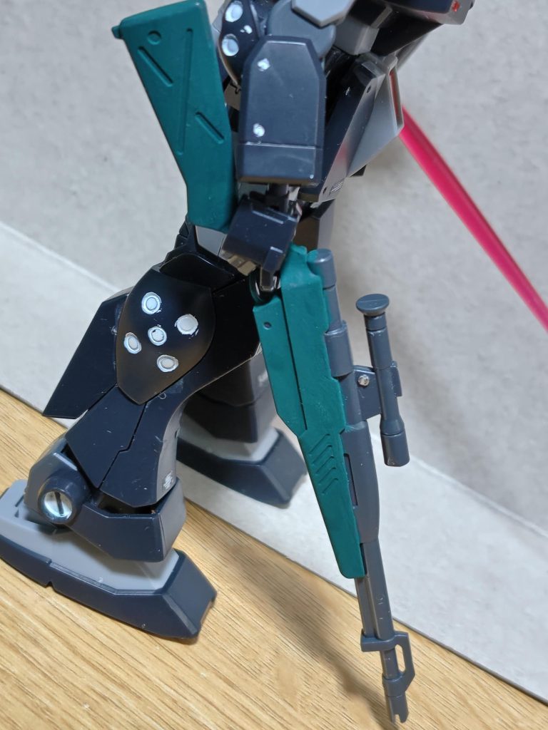 アクリルガッシュで調色してスナイパーライフルを塗り塗り。ちょっと変わった緑色になりましたが、中々よい感じ。