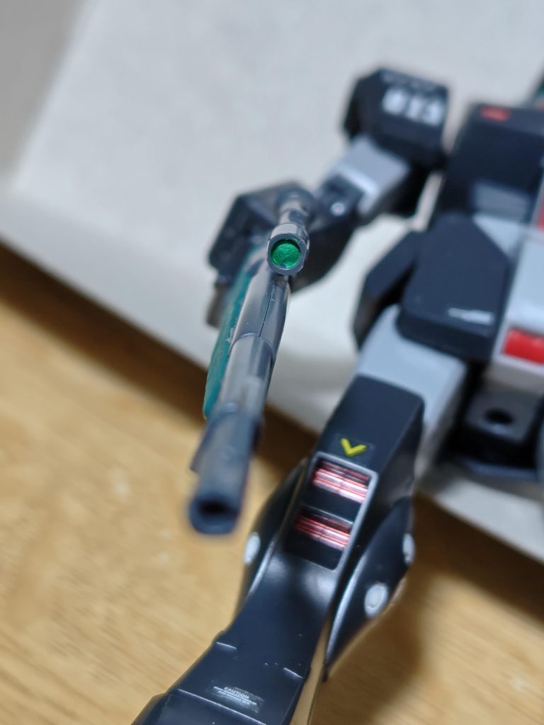 DAISOのアクリルマーカーペン、メタリックグリーンがとても発色が良く、スコープ部分もキレイに塗れました。センサー形にはピッタリの色合い。