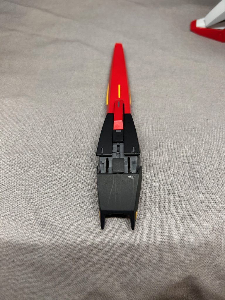 ウェイブライダー時、シールドにハイパーメガランチャーを接続させるために下部をスライドさせたらハードポイントが現れる仕組みを作りました。