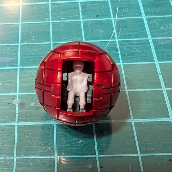 簡単部分塗装。リアルタッチマーカーで汚しながら製作中。コックピットは赤くしてスミ入れしたけど見えない・・・。実際の色と写真の色味が合わない。もうちょい青緑っぽい感じなのになー。（2枚目）