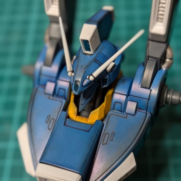 簡単部分塗装。リアルタッチマーカーで汚しながら製作中。コックピットは赤くしてスミ入れしたけど見えない・・・。実際の色と写真の色味が合わない。もうちょい青緑っぽい感じなのになー。（3枚目）