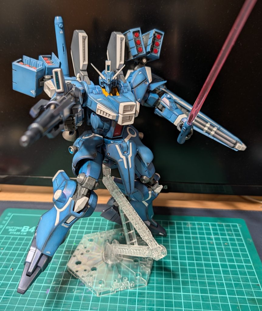 少しポージング。ビームサーベルが大きくて入りきれない(笑)