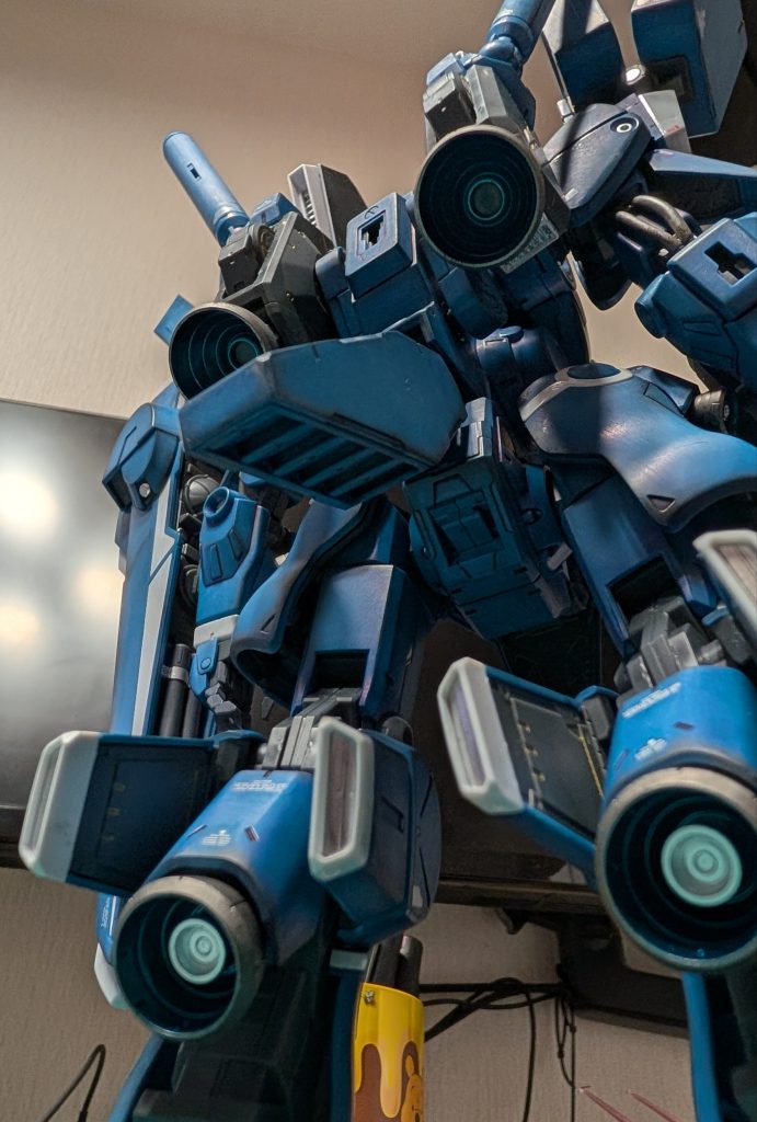 バーニアも塗り分けました。外はミスターホビーカラーのガンメタリック、中はガンダムマーカーのコスモメタブルーです。