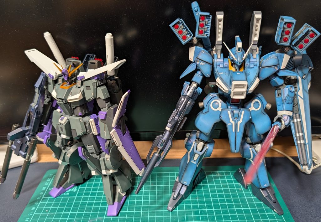 先日、塗装したFAZZカラー風の通常ZZと。でかいなー。