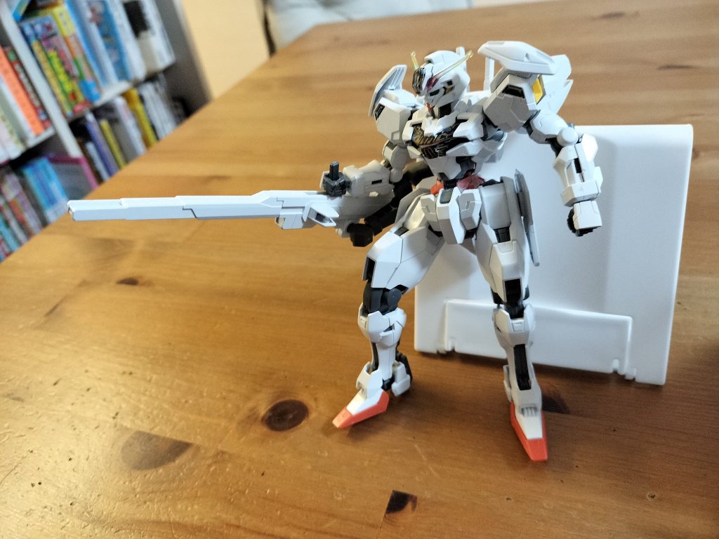 ガンダムキャリバーンです！棚の奥にあったバラバラのやつを接着剤でくっつけて組み立てました、かっこいい!