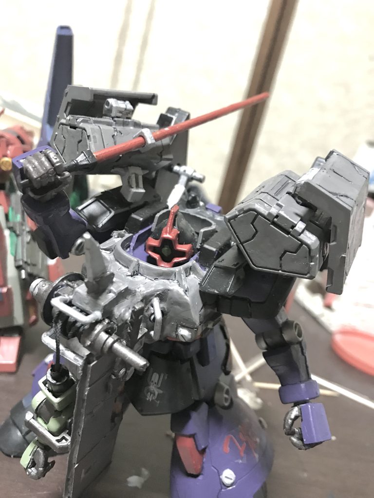 ヒートサーベルを構えて。