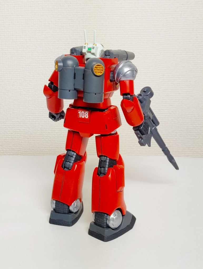 球形の関節部はメタリック・シルバーで、アクリルガッシュの黒の艶消しが墨入れ部を引き締める。赤・黄・黒がいい塩梅で形作る。昭和ロボット侮りがたし！