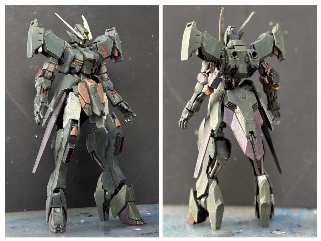 前後から。個人的にガンダムの膂力の前に装甲は無意味だと思い、細身で軽装に。また、鋭角のパーツを配置することで禍々しさを意識しています。隠し武器として両肩にはナパームと閃光弾が1発づつ、両肘に目潰し用散弾発射機、見えづらいですが膝にニードルガン、踵に小型レールガン、スカート裏に爆雷を装備しています。