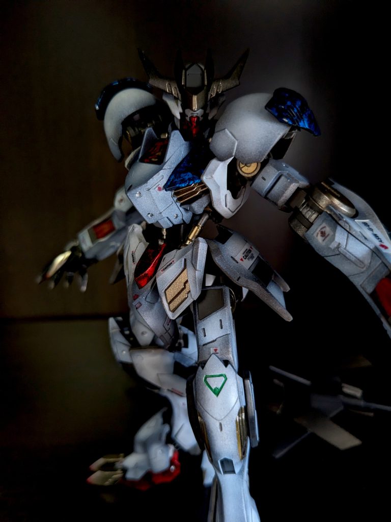 スタイルについては初期のバルバトスと、比べて、重たい感じがして賛否両論あるかと思いますが、私はこれもいいなと思います。何せ「王」ですから。