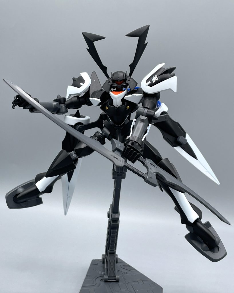 武士道とは死ぬことと見つけたり・・・　戦いの果て、スサノオのフェイスマスクがはがされると、その中には懐かしいフラッグの顔が・・・。これはスサノオが、ダリルが乗っていたオーバーフラッグスの頭部を移植して作られているからです。　ブシドー専用アヘッド「サキガケ」は文字通りアロウズの主力MSアヘッドをパワーアップさせたものでしたが、盟友ビリー・カタギリによって、ブシドー用ワンオフ機として開発されたマスラオ（スサノオ）は、フラッグをベースとして一から開発されました。　劇中でフラッグファイターとしての矜持も打ち砕かれたと言っていましたが、心の中ではフラッグとそのパイロット達への思いがブシドーとビリー、その両者の中には残っていたのですね。　マスラオの開発は、続く劇場版「- A wakening of the Trailblazer -」に登場するブレイヴへとしっかり引き継がれていきます。刹那との戦いの中で仮面を破壊され、本来の自分を取り戻すミスター・ブシドー。彼の活躍は「気持ち悪い」という最高の褒め言葉と共に続いていきます。　皆さんは、ミスターブシドー／グラハムエイカーの搭乗機体でお好きなMSはありますか？やはりフラッグが人気でしょうか？宜しければ、コメント欄でキャンプラに教えて下さいね。　最後までご覧いただき、ありがとうございました(≧▽≦)✨