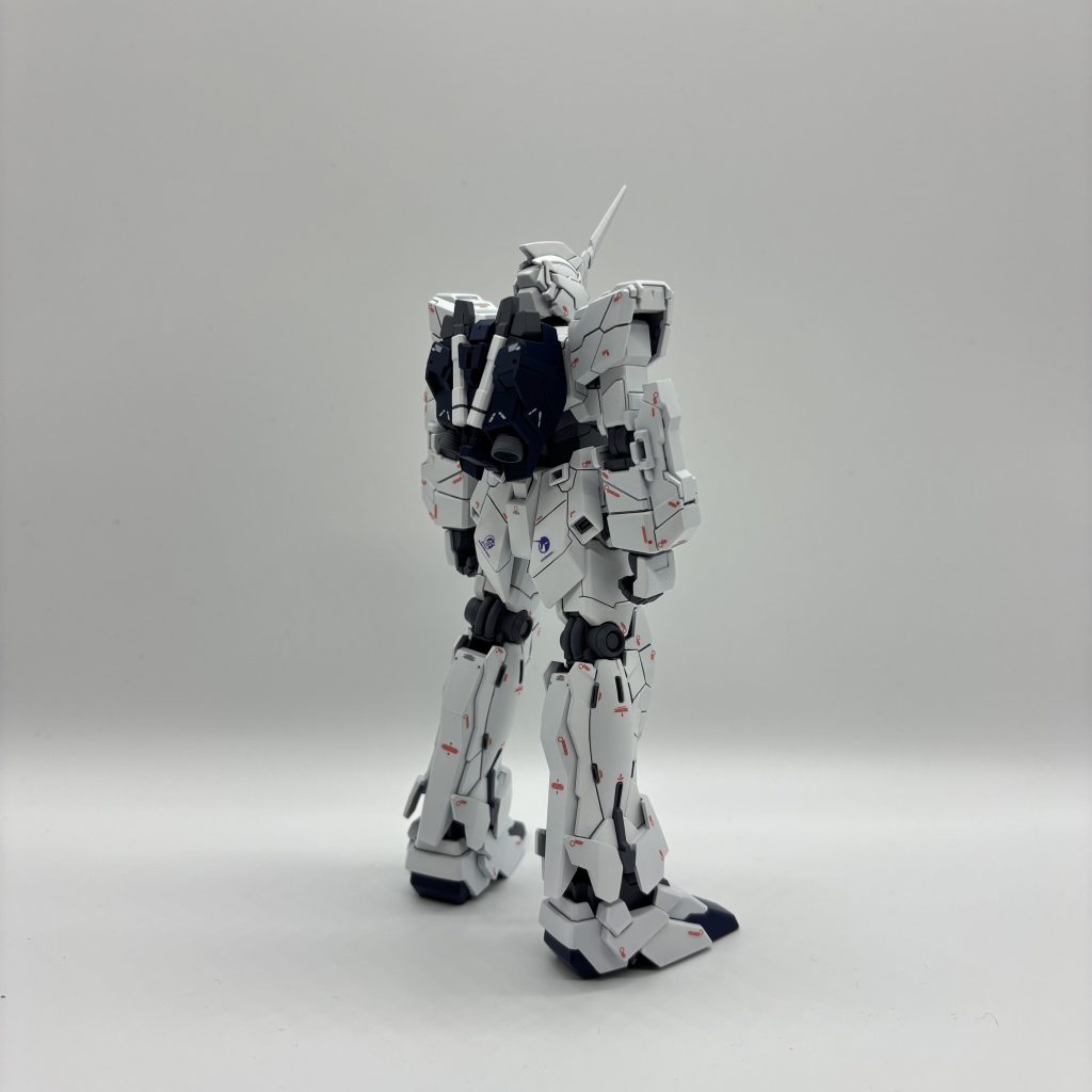 塗装ガイア NC-008 : ニュートラルホワイト (NAZCAカラー)で白を塗っています。下の透けが目立つのでグレーから塗り重ねて白く持って行っています。ちょっと暗い部分が残ってしまっていて下手だな～とネイビー部分は忘れてしまいました。あまり明るすぎないけど青さは出るように調整した気がします。ガンダムデカールを大量に張ったので少しでも目立たないといいなと思って艶消しの前に一度クリアを吹いています。MGを参考にしてとにかくデカールを張りまくったのですが、地獄かと思いました。下地やフレームの色をちょっとパープルよりにしたおかげか、そもそも白いからか、赤/青/グレーどのデカールもハマったのが良かったです。このデカール量にしては思ったよりウッってならないのですごいなーと。