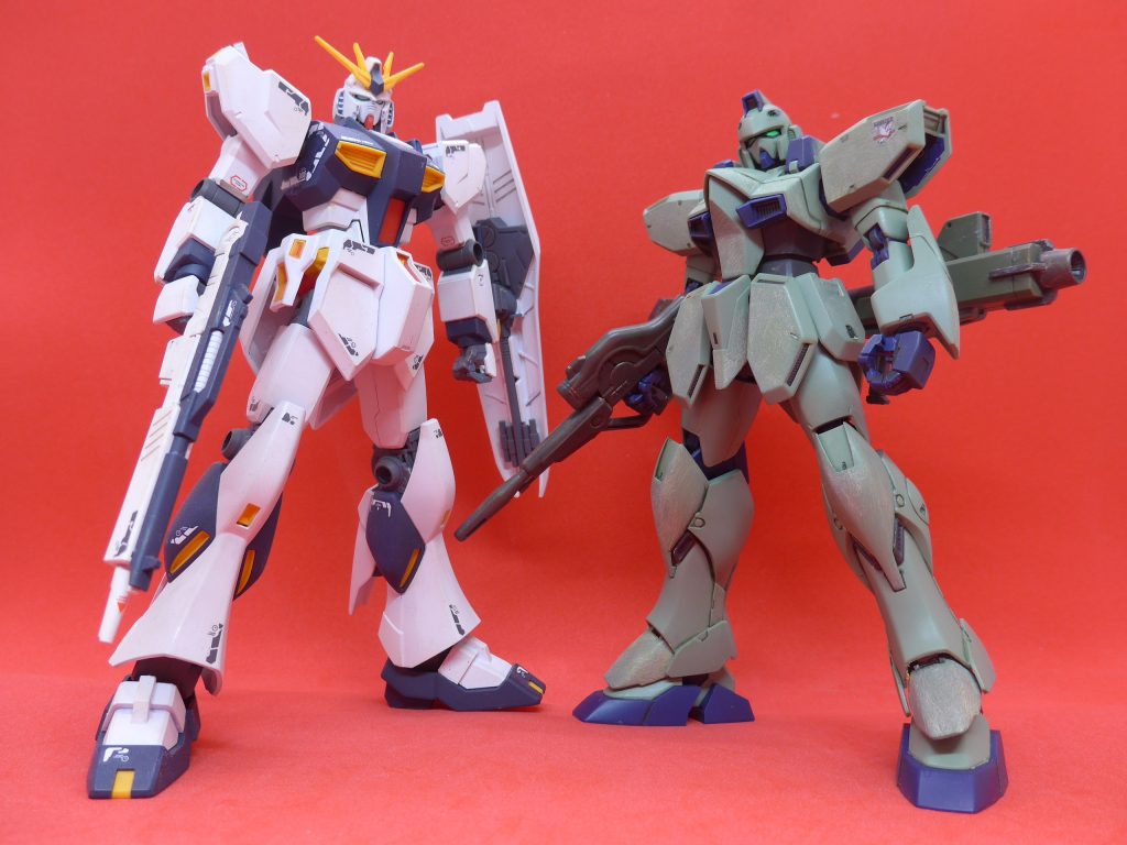 左がEG（つまり1/144）νガンダムです。右は1/100。大きさは設定どおりだとして、定価は左が1100円、右が3850円・・・。EGが偉大過ぎるのでしょうけれども、フィン・ファンネル武器セット1650円で帳尻合ってしまうんでしょうかねぇ。